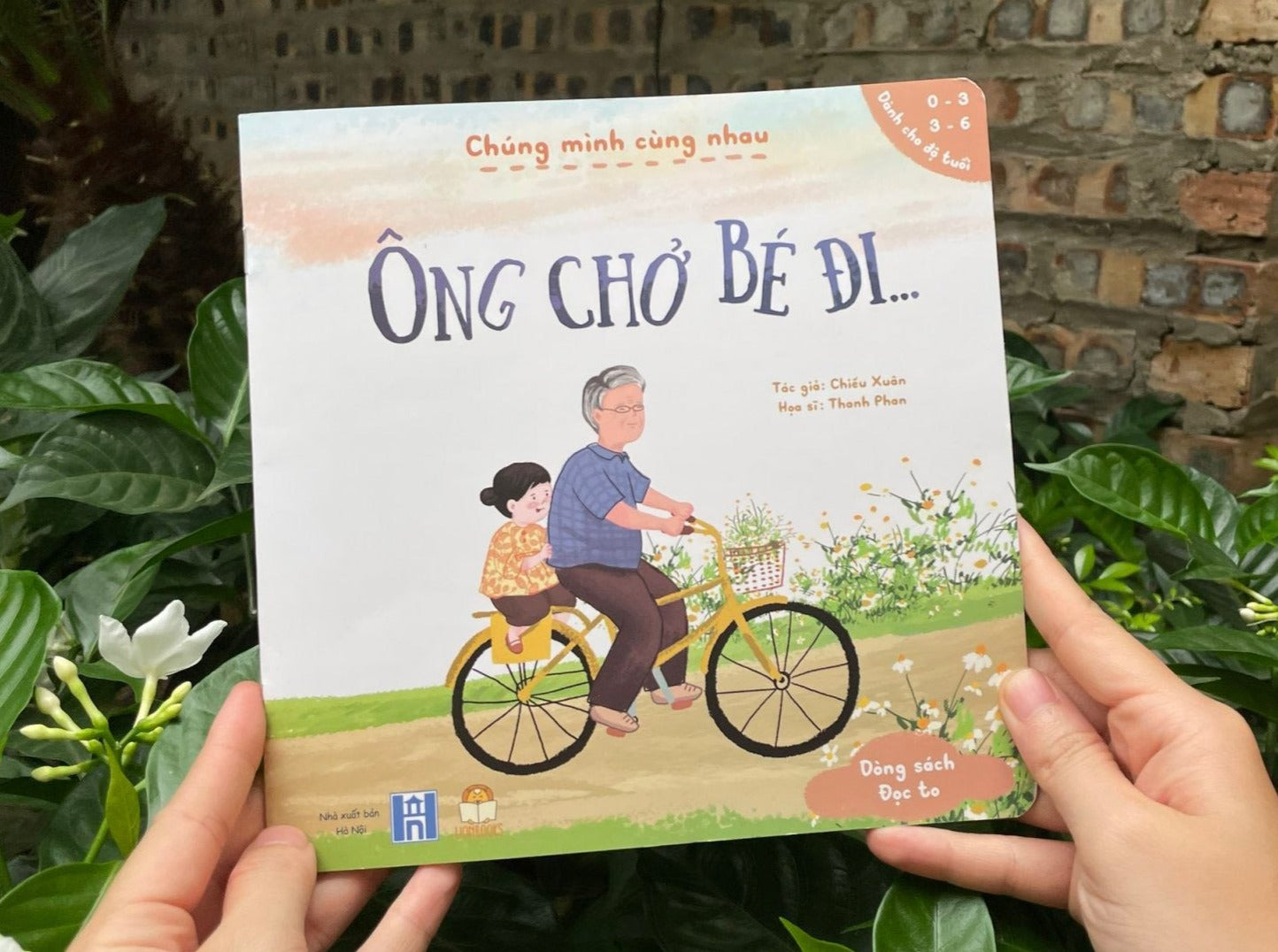Trọn bộ Chúng Mình Cùng Nhau (combo 5 cuốn): Xèo xèo mẹ nấu! - Bố ơi đi nào! - Em thương cún lắm! - Ông chở bé đi - Vườn bà có gì? (tuổi 0-6)