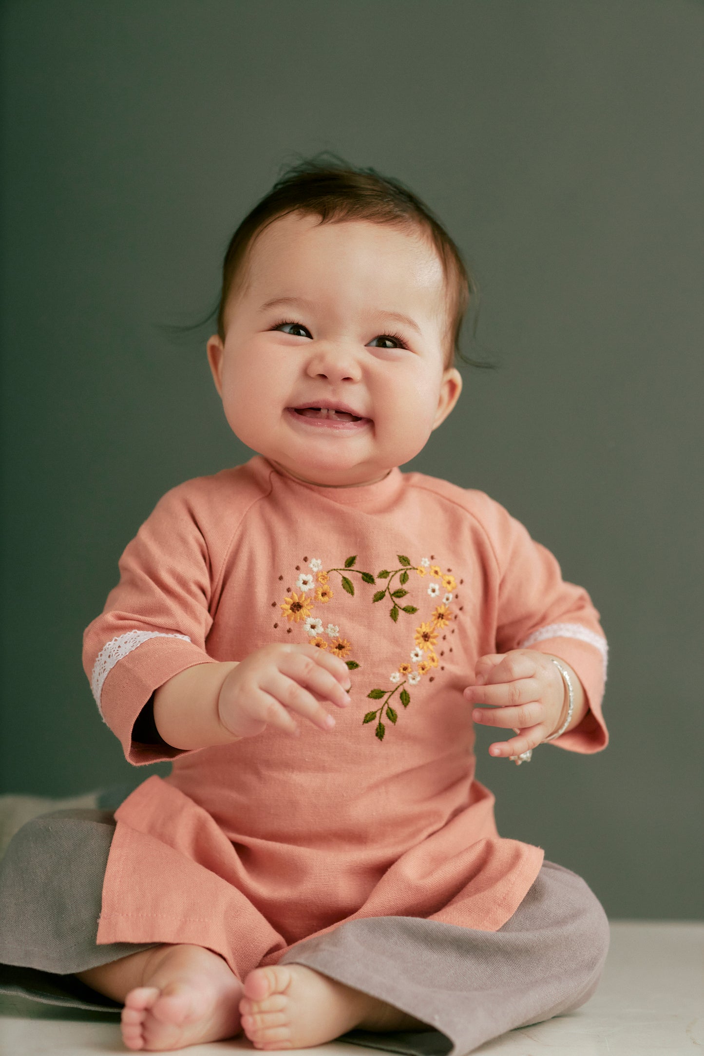 Áo dài lanh truyền thống Việt Nam thêu hoa