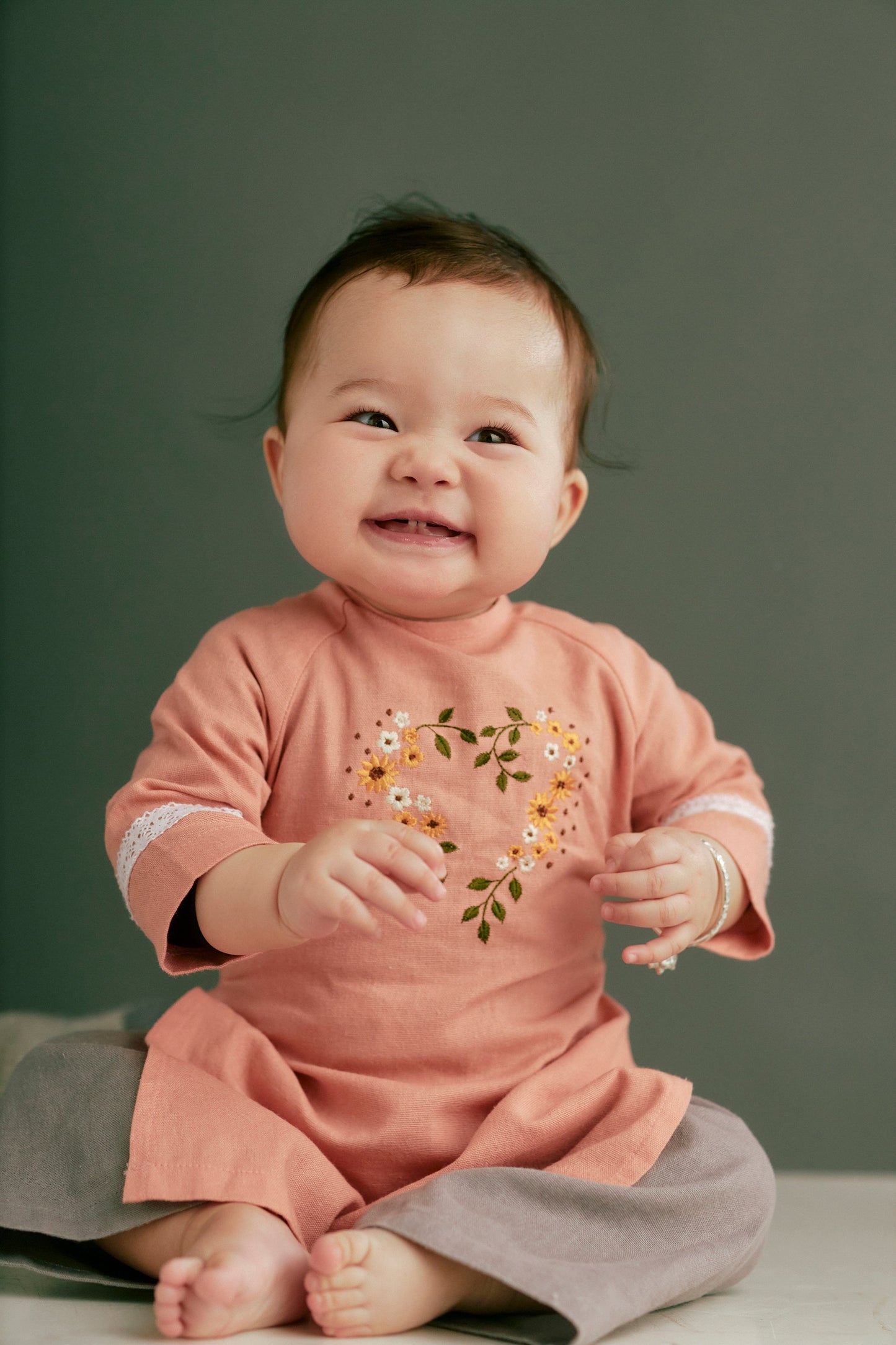 Áo dài lanh truyền thống Việt Nam thêu hoa