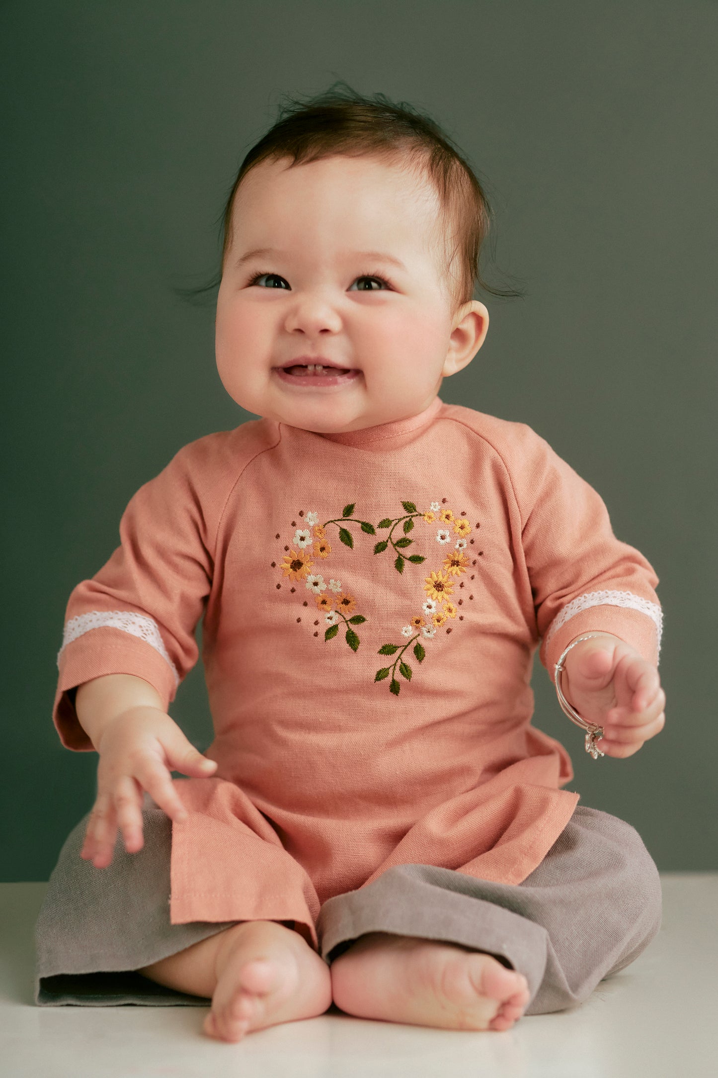 Áo dài lanh truyền thống Việt Nam thêu hoa