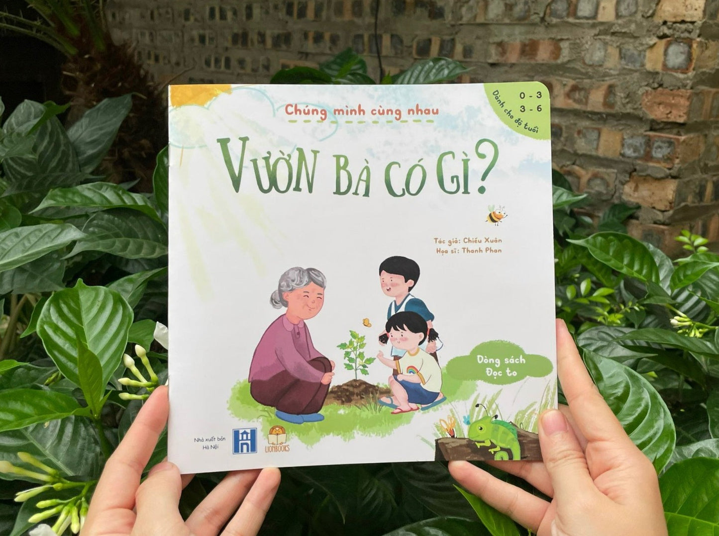 Trọn bộ Chúng Mình Cùng Nhau (combo 5 cuốn): Xèo xèo mẹ nấu! - Bố ơi đi nào! - Em thương cún lắm! - Ông chở bé đi - Vườn bà có gì? (tuổi 0-6)