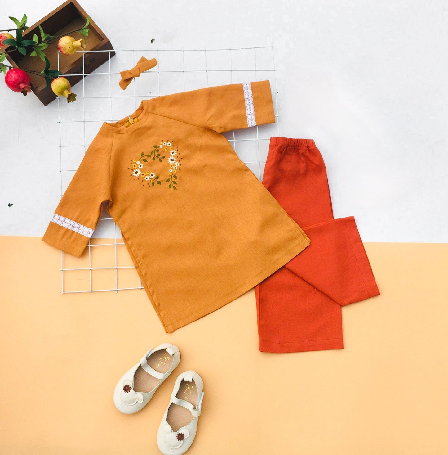 Áo dài lanh truyền thống Việt Nam thêu hoa