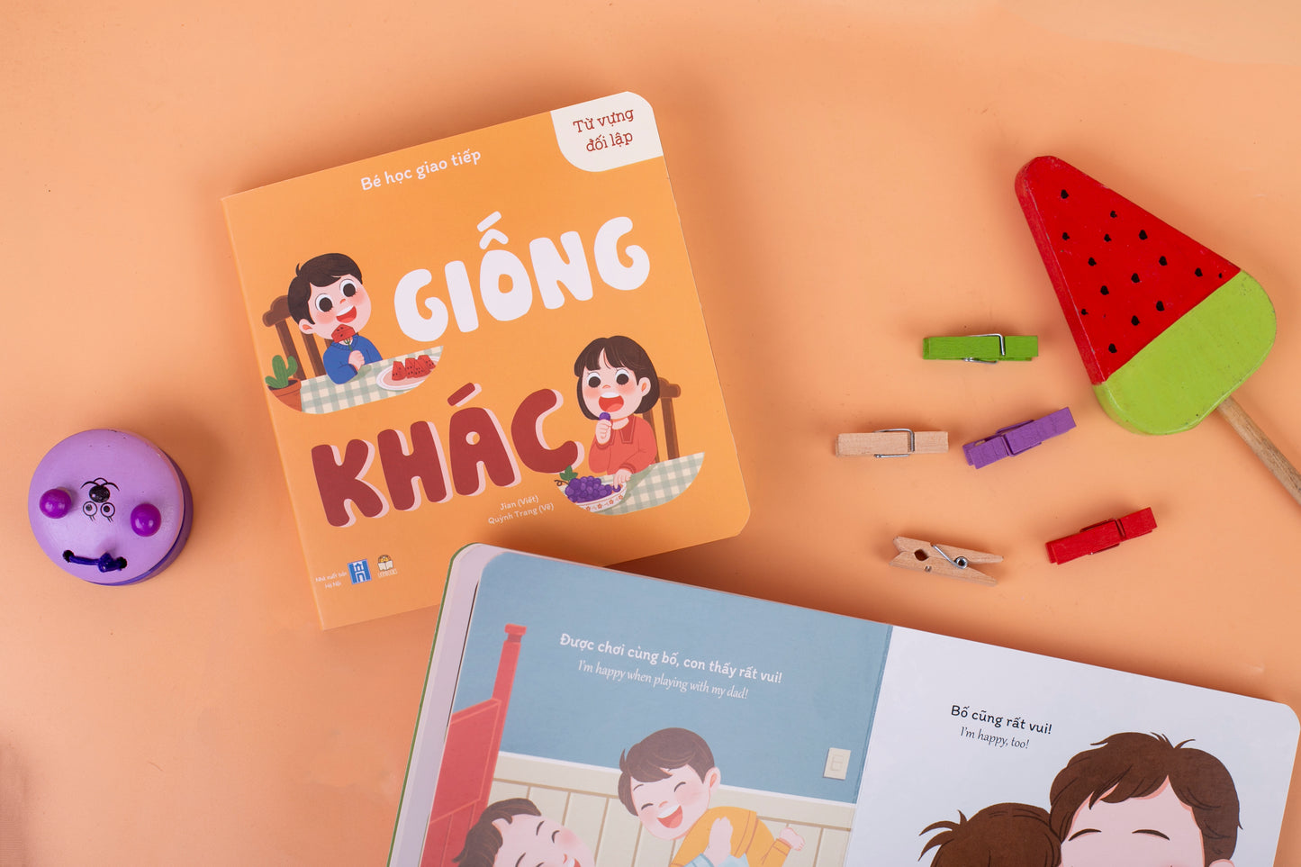 Bé học giao tiếp 2 - song ngữ: To - Nhỏ, Giống - Khác, Ít - Nhiều , Trên - Dưới (combo 4 cuốn) (tuổi 0-3)