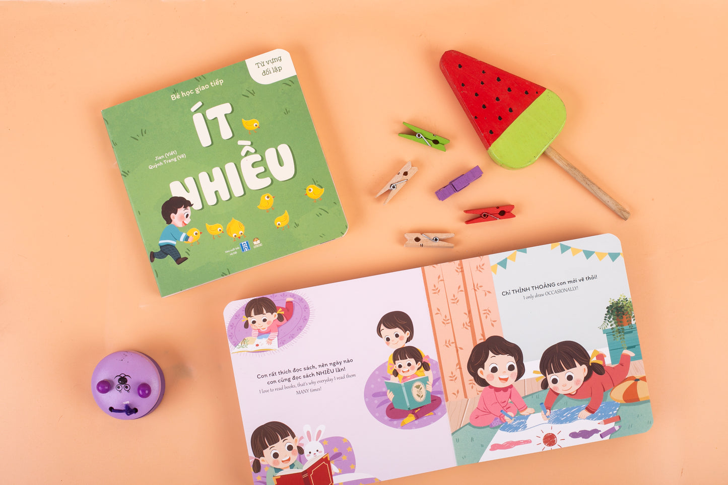 Bé học giao tiếp 2 - song ngữ: To - Nhỏ, Giống - Khác, Ít - Nhiều , Trên - Dưới (combo 4 cuốn) (tuổi 0-3)