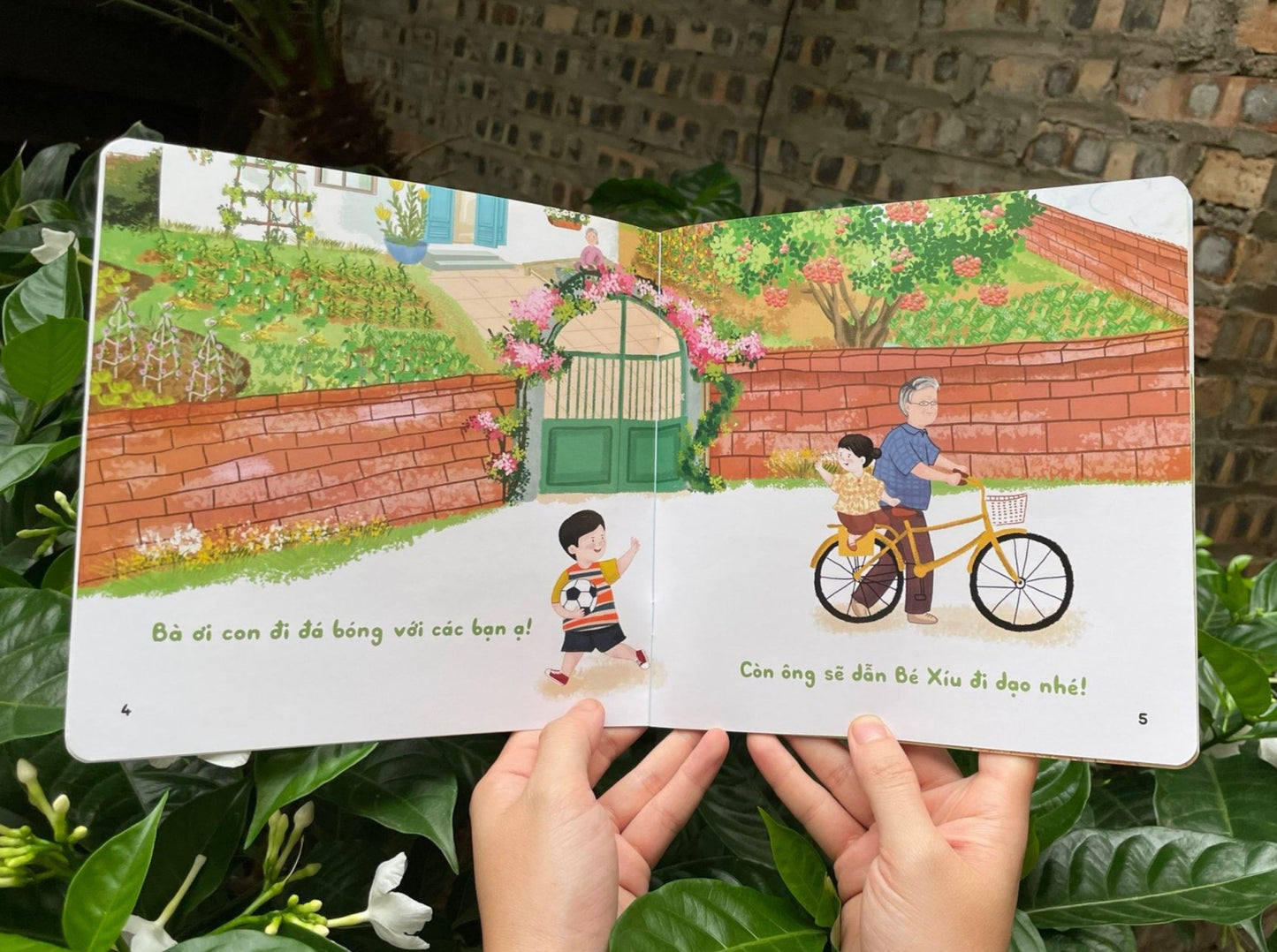 Trọn bộ Chúng Mình Cùng Nhau (combo 5 cuốn): Xèo xèo mẹ nấu! - Bố ơi đi nào! - Em thương cún lắm! - Ông chở bé đi - Vườn bà có gì? (tuổi 0-6)