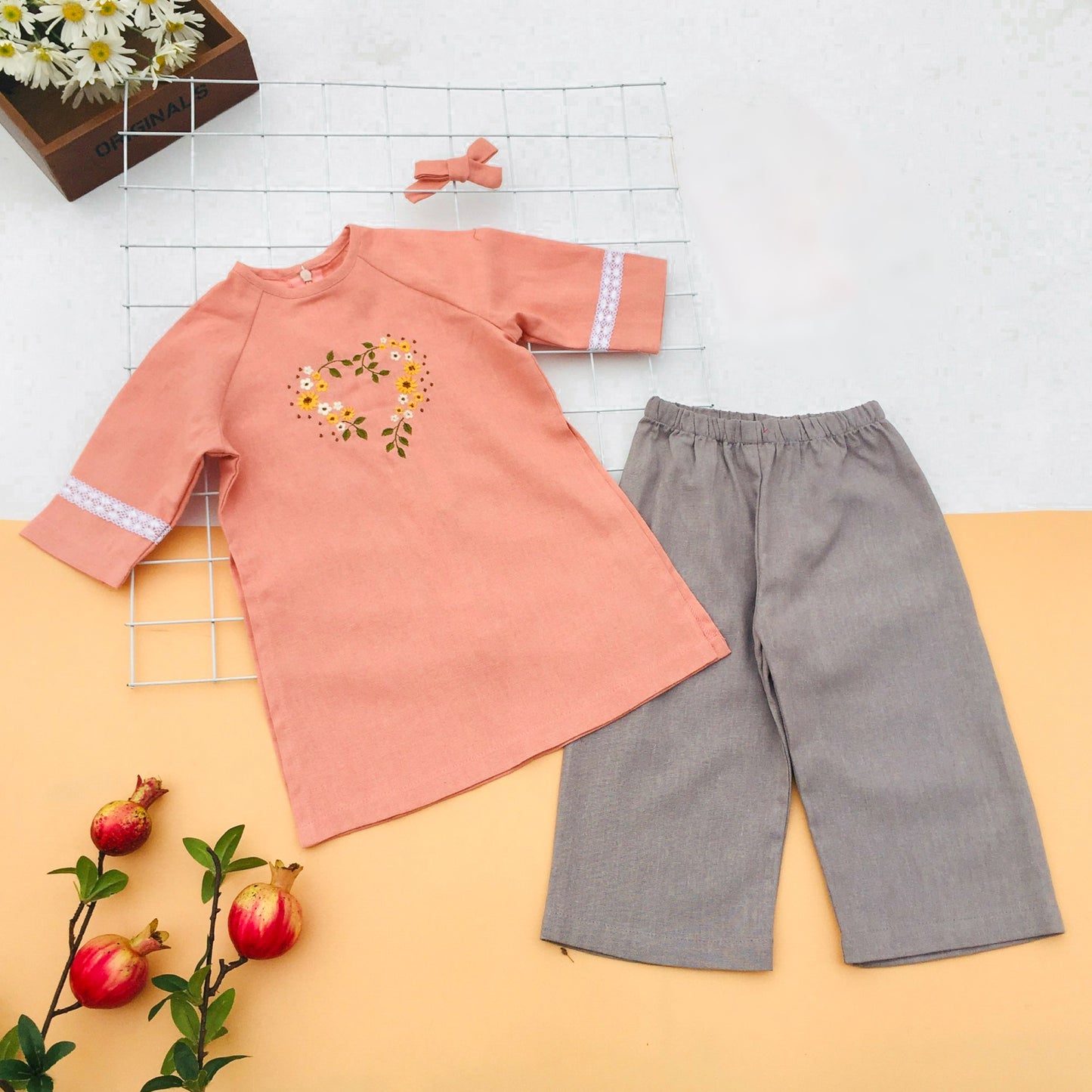Áo dài lanh truyền thống Việt Nam thêu hoa