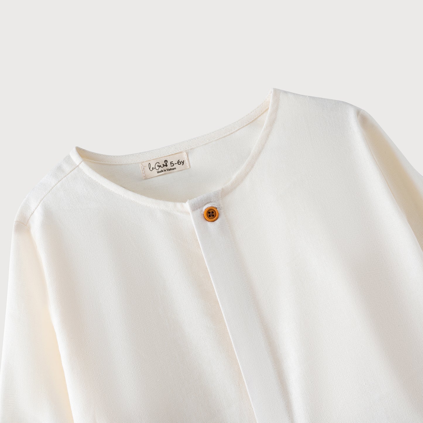 Linen top with asymmetric pocket